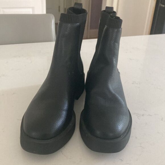 Kenneth Cole Sienna Chelsea boots Black leather Size 7.5 - Picture 3 of 8